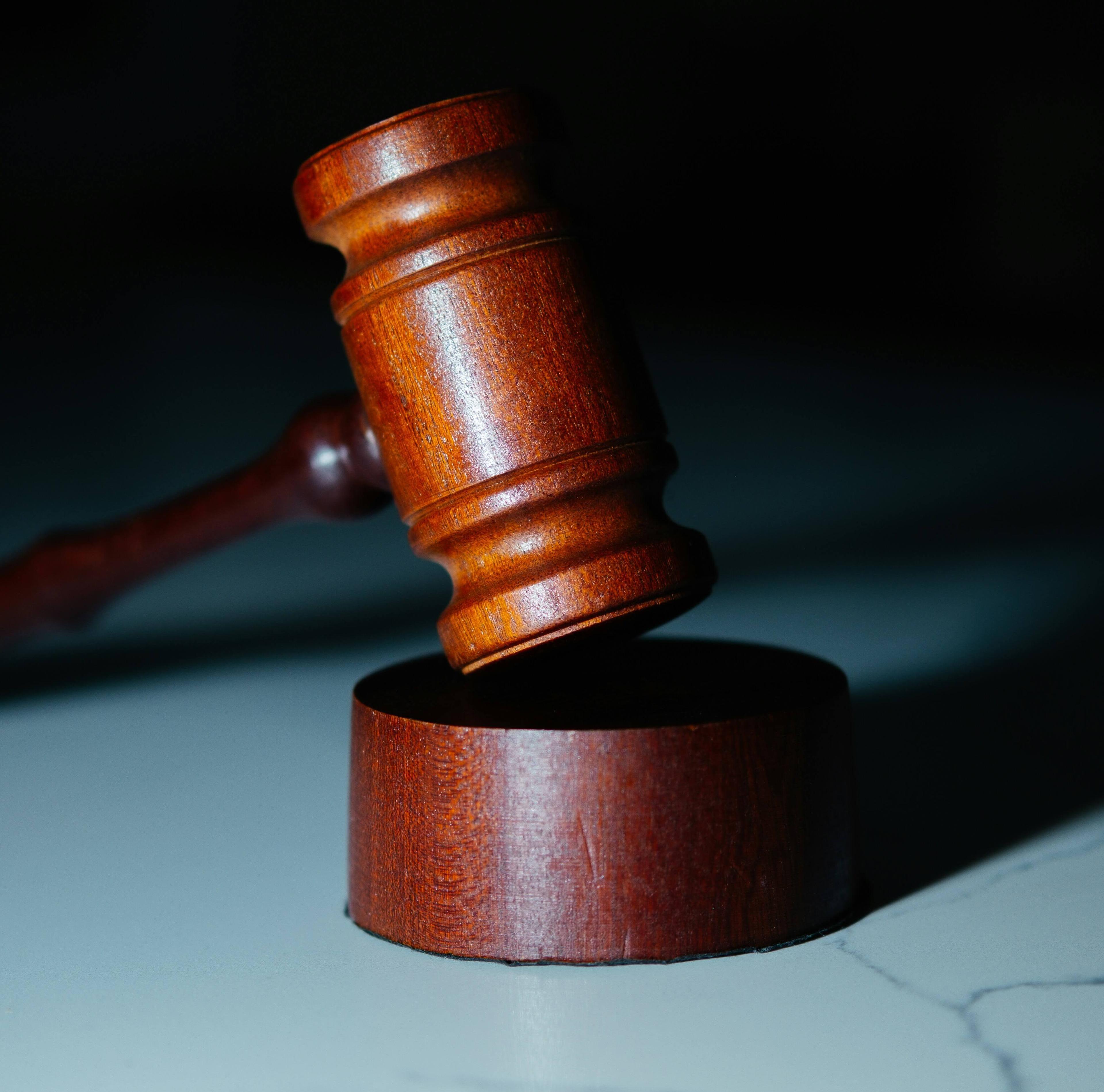 Thema Kitaplatz einklagen: Eltern und Kind besprechen Kitaplatz-Angelegenheiten mit einem Berater