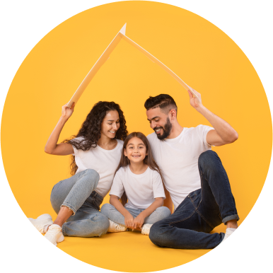 Thema Kitaplatz einklagen: Eine Familie betrachtet Dokumente für Kitaplatz-Bewerbungen