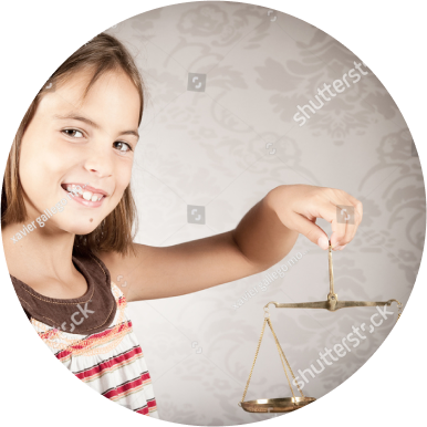 Thema Kitaplatz einklagen: Eltern füllen Antragsformulare für einen Kitaplatz aus