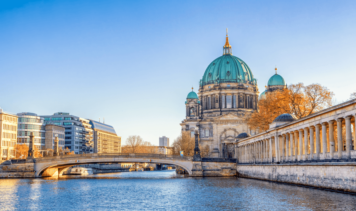 Panoramaaufnahme des Berliner Doms an der Spree, symbolisch für den Standort des Anwalts in Berlin für ganz Deutschland