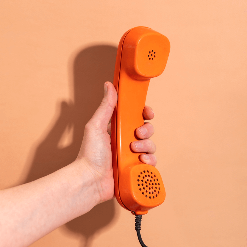 Telefonhörer symbolisiert die Möglichkeit zur Kontaktaufnahme für eine kostenlose Erstberatung zum Thema Kitaplatz